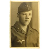 Jeune Luftwaffe flak Gefreiter avec un chapeau de côté
